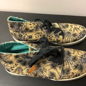 Women’s 7.5 Palm trees high top Vans